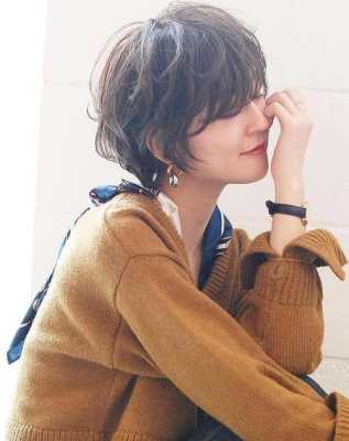 什么样的烫发显年轻（50岁女人烫发和直发哪个年轻）