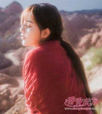 怎么梳长头发（如何用调侃或幽默的方式，赞美女人秀发长得长）