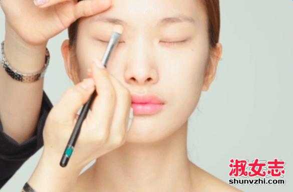 眼睛肿了怎么化妆（眼睛肿了怎么化妆遮住）