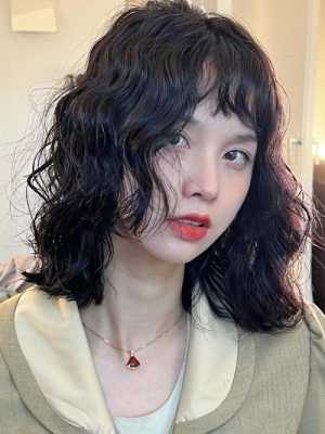 烫发染什么颜色显年轻（如果烫了卷发不染的话会不会显老气哈）