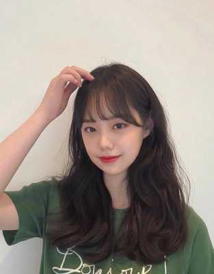 烫发染什么颜色显年轻（如果烫了卷发不染的话会不会显老气哈）