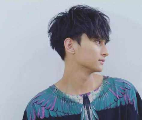 额头太长适合什么发型（额头太长适合什么发型男）