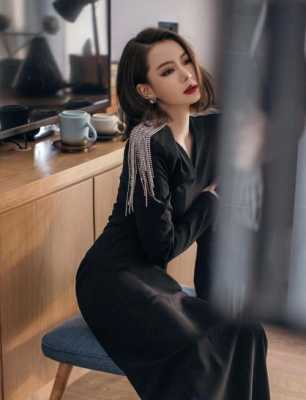 黑色连衣裙扎什么发型（穿黑色裙子扎什么头发）