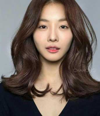 啥颜色的染发剂遮白发好又减龄,中年女人染什么颜色减龄