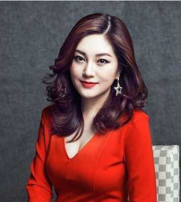 怎么形容40岁女人的美貌,四十岁女人什么样的发型显年轻