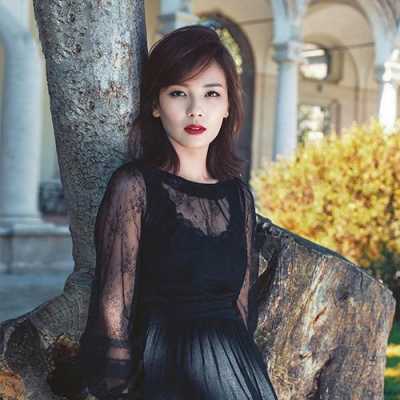 怎么形容40岁女人的美貌,四十岁女人什么样的发型显年轻