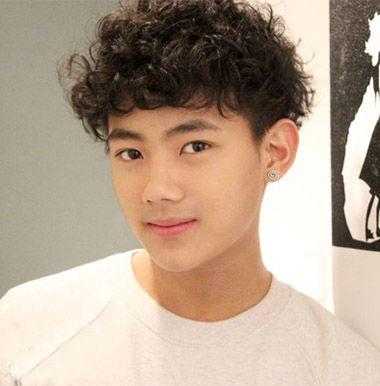 头发卷的男生适合什么发型（男生自然卷头发如何打理）