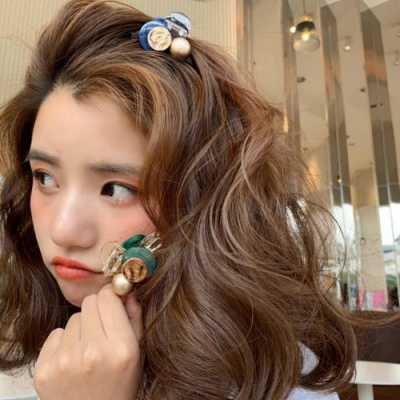 发际线高的女生适合什么发型（脸长发际线高的女生适合什么发型）