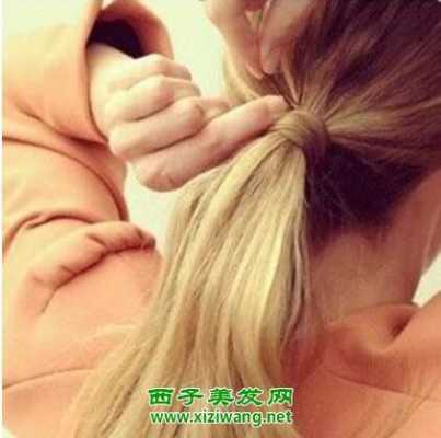 不用皮筋怎么扎头发简单（无绳扎头发的简单方法）