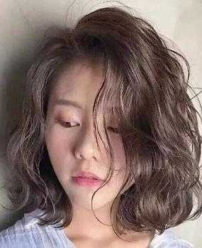 朋友说她每天睡不醒我该怎么回复,睡不醒烫发发型图片中长发