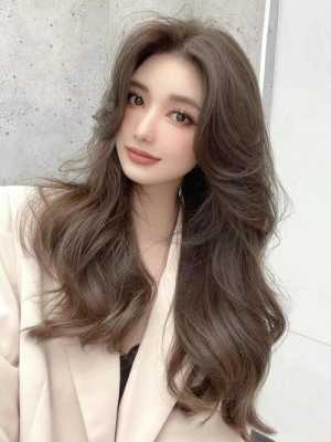什么发色显皮肤白又显年轻,染什么头发显皮肤白女生