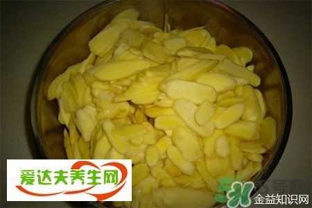 姜怎么洗头发（用生姜洗头发。洗完之后还要再用清水冲洗一次么，如果用打汁机打的姜糖水要不要烧开洗）