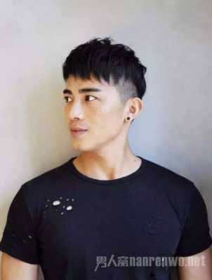 男生天生卷发适合什么发型（男生自然卷不烫怎么剪）