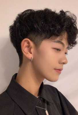 男生头发自然卷适合什么发型（男生头发自然卷适合什么发型(学生头)）