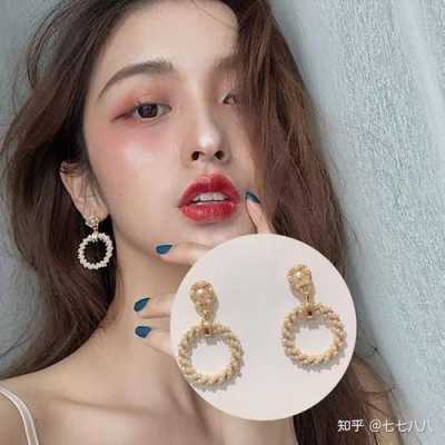 圆耳环怎么戴（环形耳钉如何佩戴）