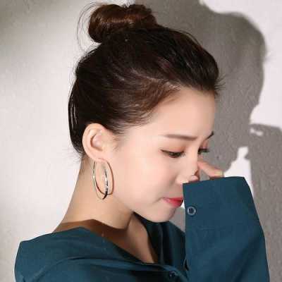 圆耳环怎么戴（环形耳钉如何佩戴）