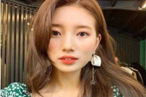 额头窄，两腮比额头宽（脸上最宽的地方），下巴尖，脸短，是什么脸型？适合什么发型,额头窄脸大是什么脸型女