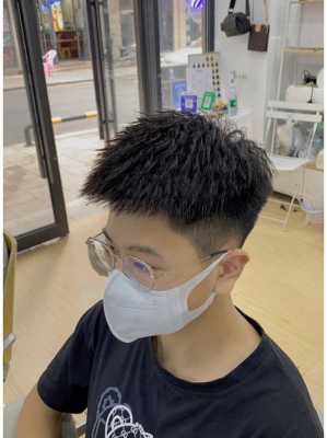 男生适合什么颜色头发（男生锡纸烫适合染什么颜色的头发）