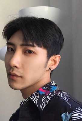 额头大的人适合什么发型（额头大的人适合什么发型男）
