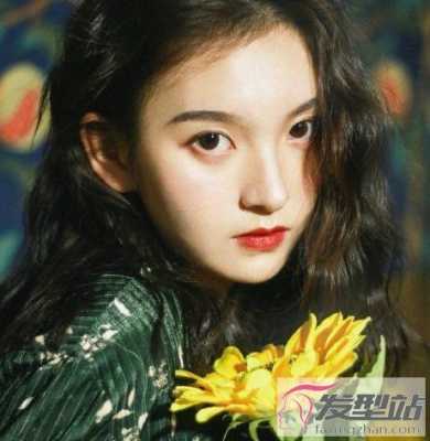 长发披着怎么弄好看（自然卷头发怎样披着）
