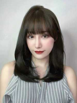 皮肤黑头发染什么颜色显白（皮肤黑头发染什么颜色显白又减龄）