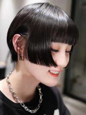 颧骨高的女人适合什么发型（颧骨高发际线高适合什么发型）