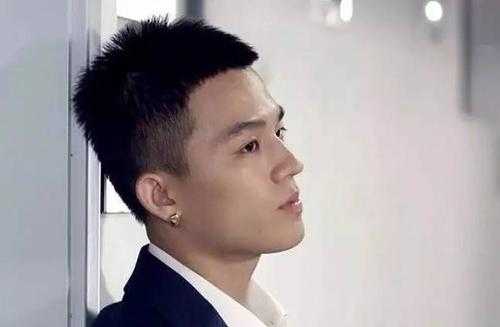 男孩留什么发型好看（两个旋男生剪什么发型好看中长）