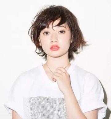额头平适合什么发型（额头平适合什么发型女）