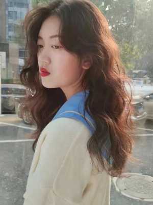 头发有点自然卷的大脸女生适合什么发型,女生大脸适合什么发型