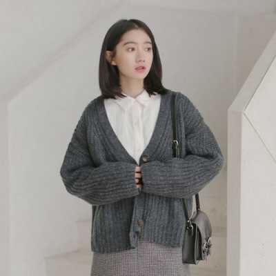 毛线开衫怎么搭配（毛线开衫内搭什么衣服）