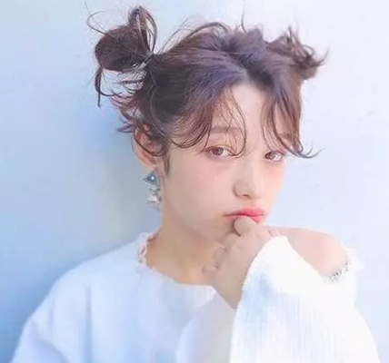 圆脸头发怎么扎双丸子头,圆脸怎么扎丸子头好看