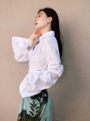 白衬衫怎么搭配女（白衬衫怎么搭配女秋冬）