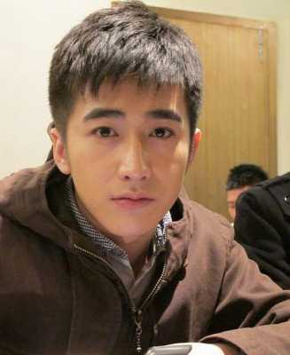 头发两边铲除然后头发的上面和两侧边上留长后面不剪的发型叫什么,斜庞克发型怎么剪