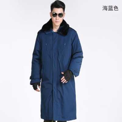 军绿大衣配什么裤子（军绿大衣配湖蓝色裤子好看吗）