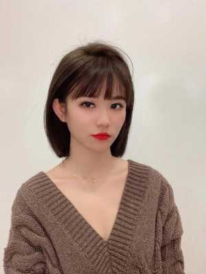 额头窄适合什么短发（脸小，脚型捎长，额头窄，适合剪短发吗？适合剪什么发型的短发）