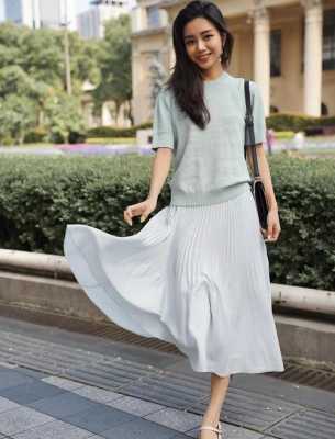 皮肤黑女生穿什么好看（皮肤黑穿什么颜色的衣服好看）