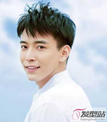 男的脸小适合什么发型（脸长额头窄的男生适合什么发型）