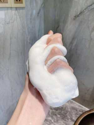 油性皮肤用什么牌子洗面奶（油性皮肤适合用什么洗面奶）