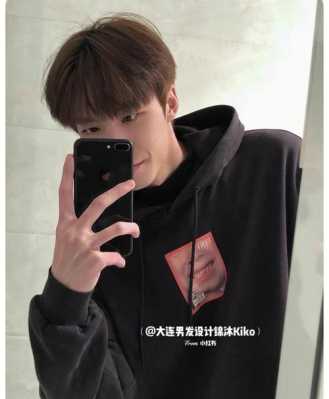 染发什么颜色好看男（我是男生，想染个不明显的发色，最好是那种光照下才能看清一点的那种棕色，求推荐）