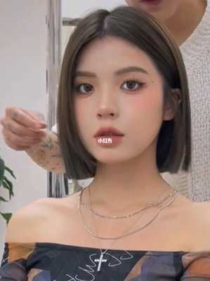方脸适合什么中长发型（一刀切适合方脸吗）