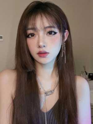 皮肤白染什么颜色头发好看（皮肤白染什么颜色头发好看呢）