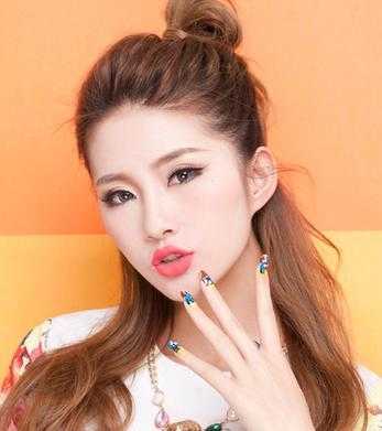 长发大脸适合什么发型（脸大怎么梳头发好看）