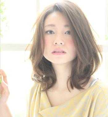 圆脸适合什么烫发型图片（圆脸适合什么烫发型图片女）