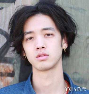 男生怎么吹头发微中分,中分怎么弄好看男生发型