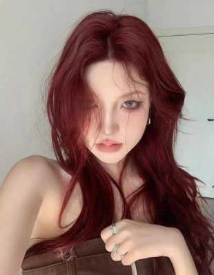 红色发色适合什么肤色（皮肤有点儿黑适不适合染酒红色）