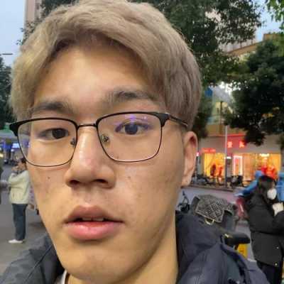 皮肤黑的男生穿什么颜色好看（求高手，皮肤略黑的男生，染发什么颜色好看些，谢谢了）
