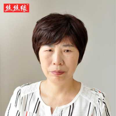 短头发怎么戴假发（短头发怎么戴假发才自然）