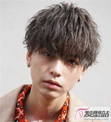 脸小适合烫什么发型（脸小适合烫什么发型男）
