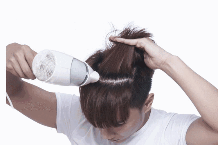 头发怎么往后吹（头发怎么往后吹干）