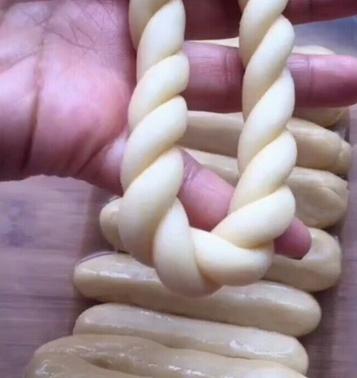 怎么卷麻花（星月大肠怎么卷成麻花）